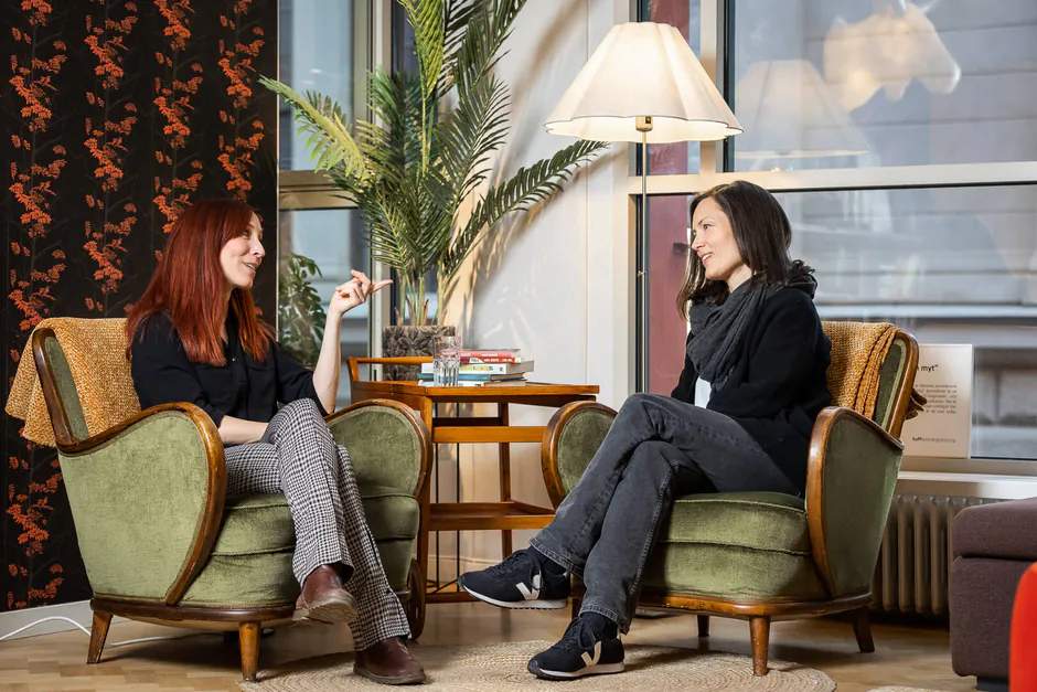 Two participants discussing